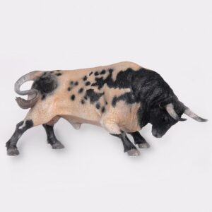 TORO BRAVO BERRENDO EMBISTIENDO